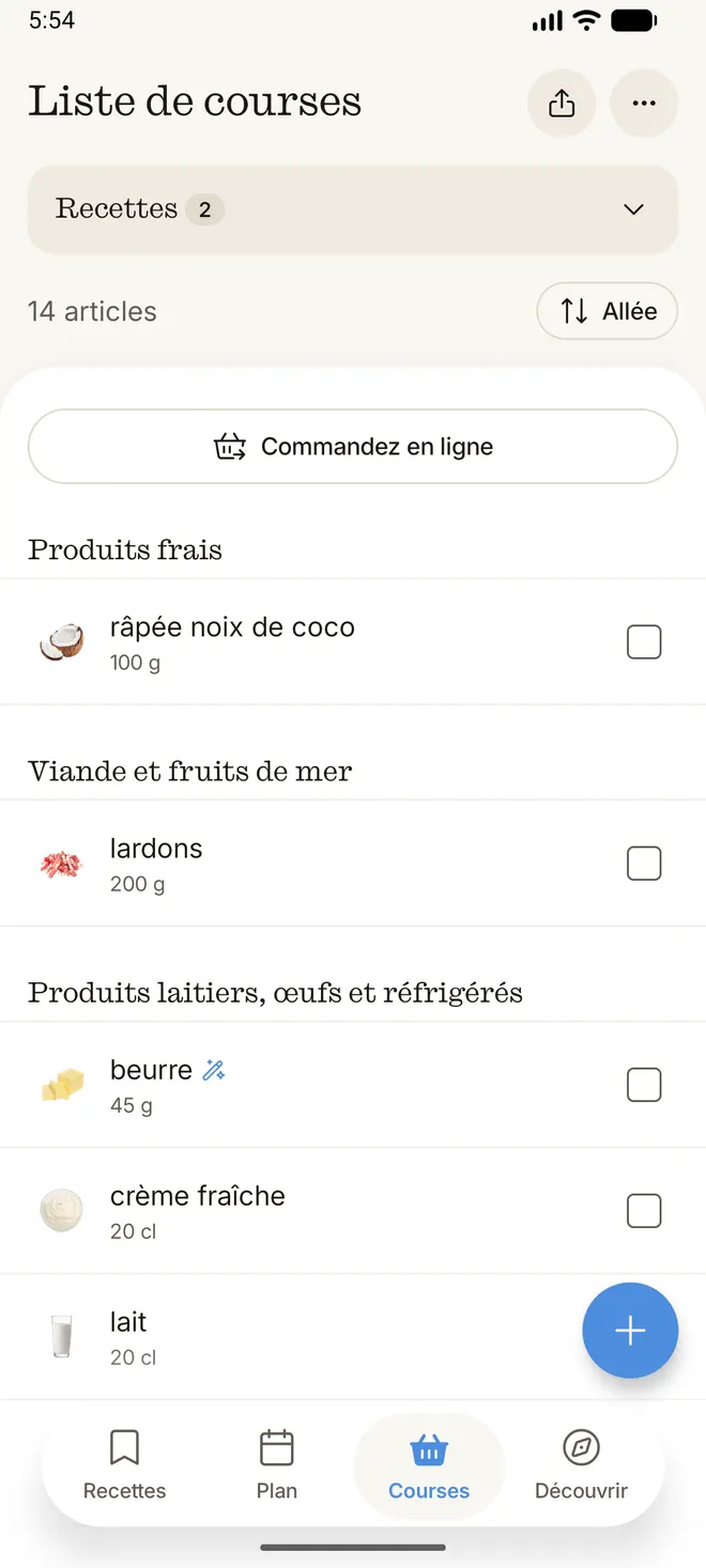 La liste de courses de ReciMe, 14 articles rangés par rayon : râpée noix de coco 100 g, lardons 200 g, beurre 45 g avec une icône de fusion, crème fraîche 20 cl et lait 20 cl, sous un bouton « Commandez en ligne ».