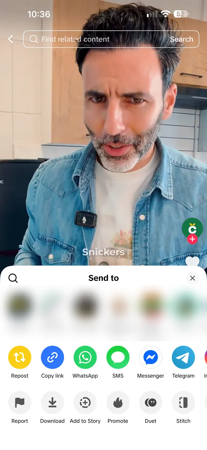 Le menu Partager de TikTok ouvert sur la vidéo : la rangée de comptes du haut est floutée, puis Repost, Copier le lien, WhatsApp, SMS, Messenger et Telegram, et en dessous Signaler, Télécharger et Ajouter à la story.