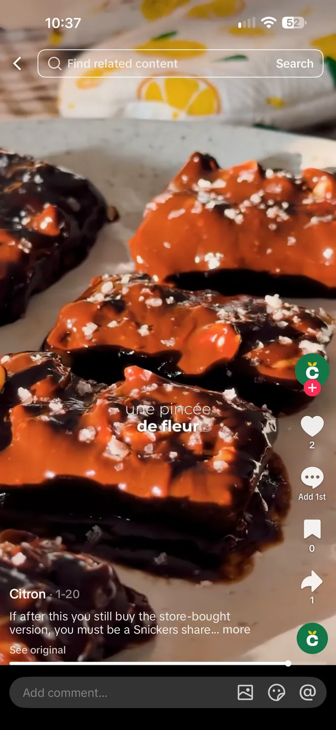 La vidéo TikTok « Barres Snickers maison » du compte de Citron : la légende est coupée après deux lignes, avec « more » pour la déplier, et la colonne d'icônes à droite se termine par la flèche Partager.